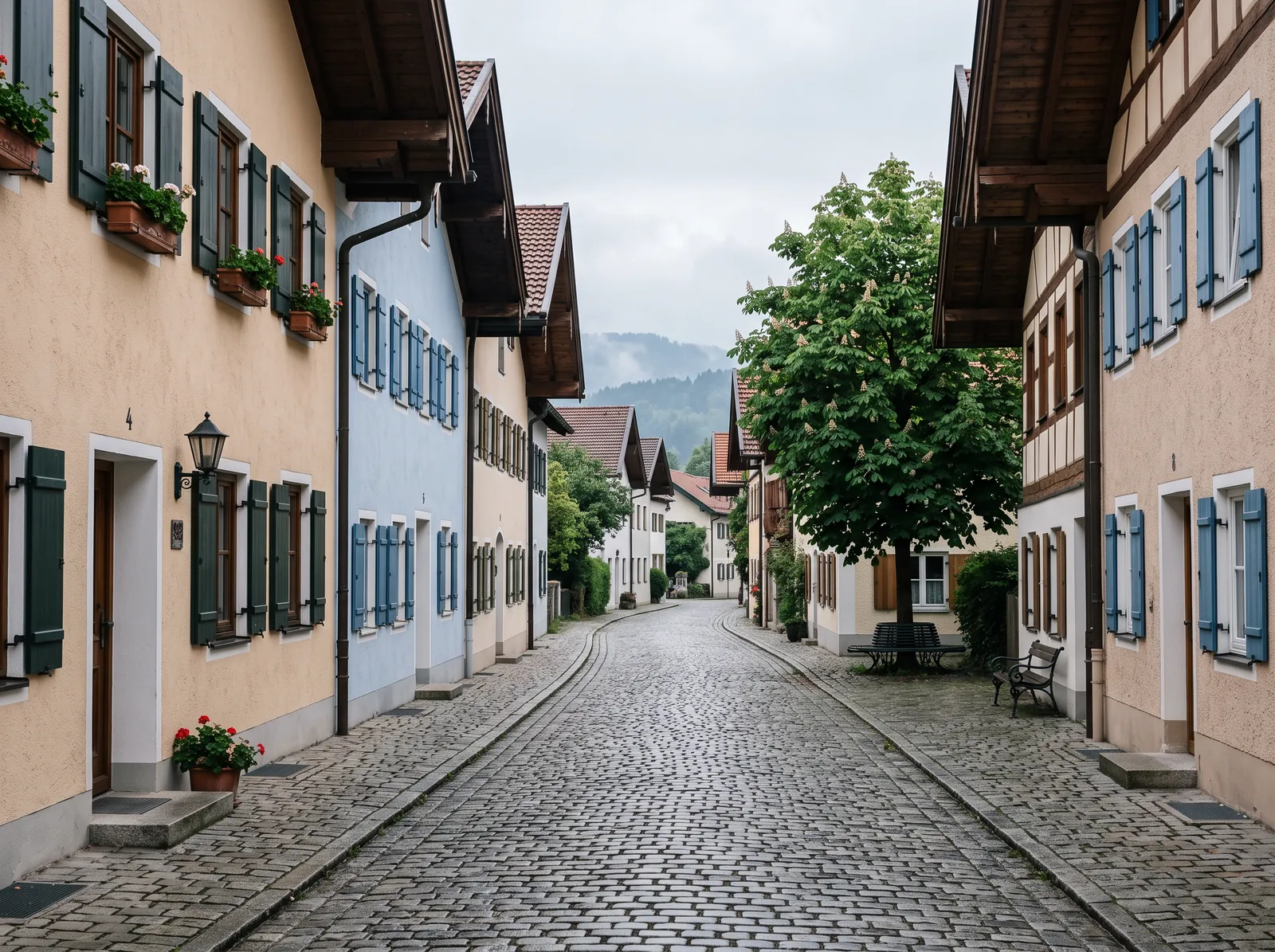Ruhige Straße mit pastellfarbenen Häusern in Starnberg an einem bedeckten Morgen